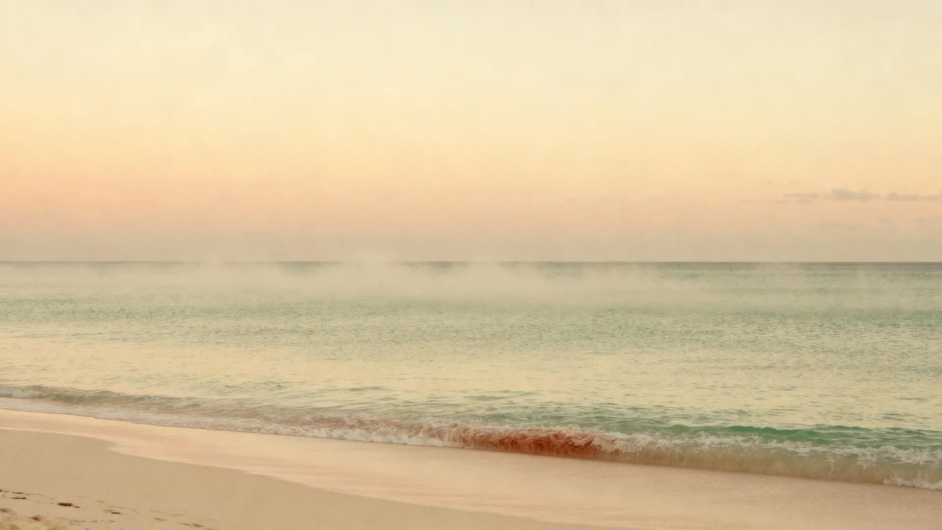 Mar en calma al amanecer